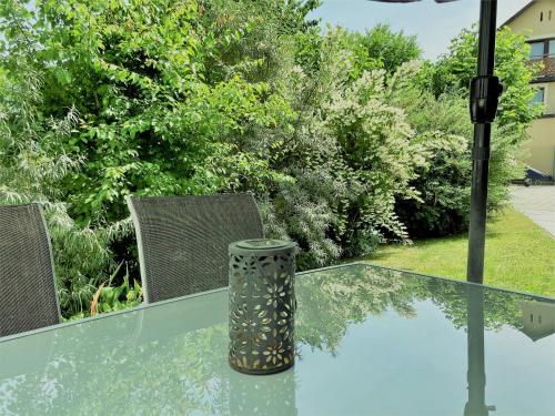a glass table with a vase on top of it at Apartment Sonne in Waidhofen an der Thaya