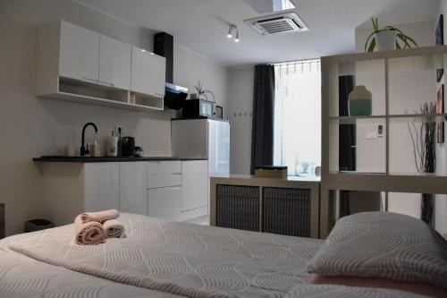 - une chambre avec un lit et 2 serviettes dans l'établissement Apartma Darsi, à Ajdovščina