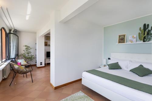 1 dormitorio blanco con 1 cama y 1 silla en Amiâ o Mâ by Wonderful Italy en Génova
