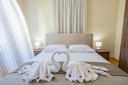 two towels on a bed in a bedroom at Villa Saitan Bazaar in Preveza