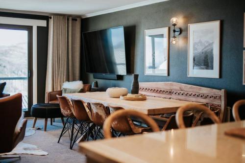 comedor con mesa y sillas en Luxury Alpine Apartment in the Centre Of It All en Mount Hotham