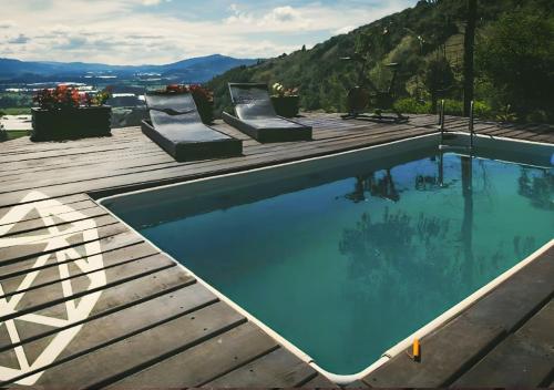 a swimming pool with a view of the mountains at Refugios de Alta Güita in Suesca