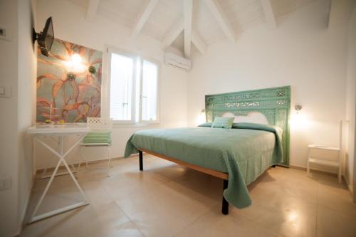 een slaapkamer met een bed en een schilderij aan de muur bij Bed & Breakfast A Mare in Fano