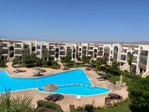 Vistas al mar de un gran complejo de apartamentos con piscina en Renoviertes Luxusapartment Sunny Lakes 1 Sharm El-Sheikh nun auch für Langzeitmieter buchbar en Sharm El Sheikh