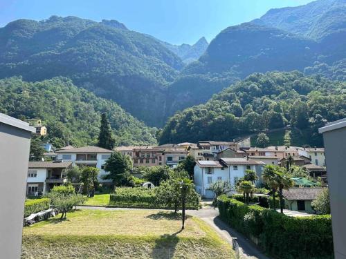 uma vista para uma cidade com montanhas ao fundo em LabPark Terrace em Melano