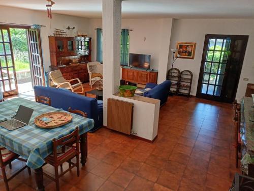 uma cozinha e uma sala de estar com mesa e cadeiras em Casa sul Lago di Lugano - Besano / Porto Ceresio em Besano