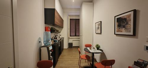 cocina con mesa y sillas en una habitación en The B Place Cola, en Roma
