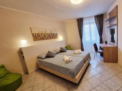 1 dormitorio con 1 cama, 1 mesa y 1 silla en Dimora del Viaggiatore, en Prato