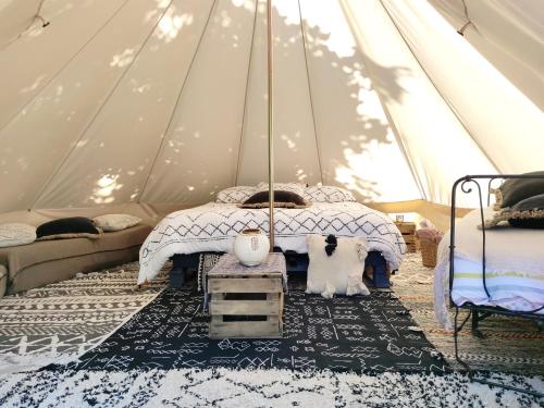 une chambre avec un lit dans un chapiteau dans l'établissement Le Bivouac, à Cabariot