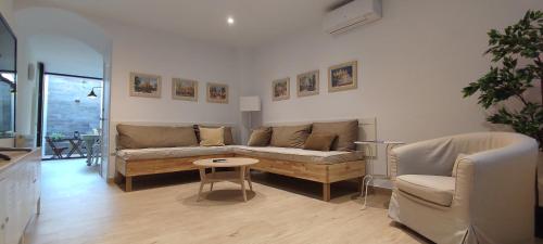 uma sala de estar com um sofá e uma mesa em CasaBala - Near the beach and Barcelona center em Badalona