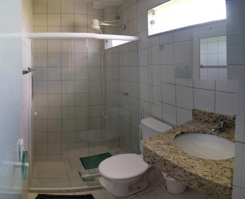 a bathroom with a toilet and a sink at Pousada Casagrande - Roma in Volta Redonda