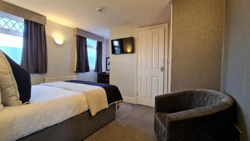 Pokój hotelowy z łóżkiem i krzesłem w obiekcie Hotel Ocean w mieście Great Yarmouth