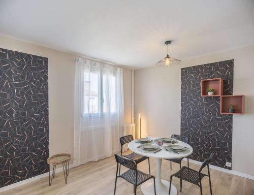 une salle à manger avec une table et des chaises blanches dans l'établissement Le Shopper - Confortable et Lumineux - Parking, à La Chapelle-Saint-Luc