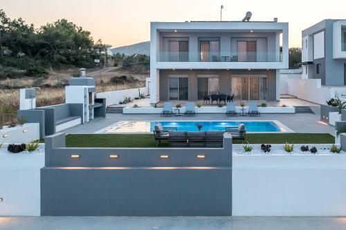 vista su una casa con piscina di Melilia luxury villa a Gennadi