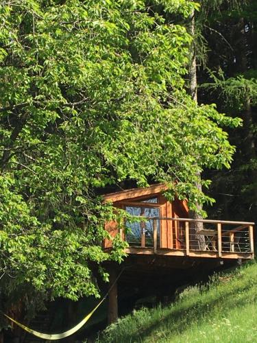 a tree house in the middle of a forest at la Cabane dans les Arbres in Saint-Jean-dʼAulps