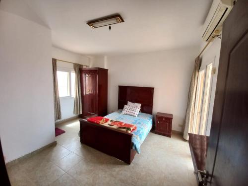 Un dormitorio con una cama y una mesa. en شالية علي البحر بالعين السخنة بقرية امباير ريزورت, en Ain Sokhna