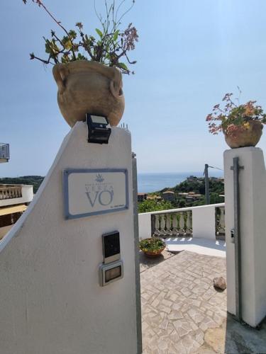 a vase on top of a wall with a vase at B&B Verzavò in Cetraro