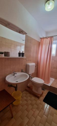 ein Badezimmer mit einem Waschbecken, einem WC und einer Badewanne in der Unterkunft Apartman Anka in Rab