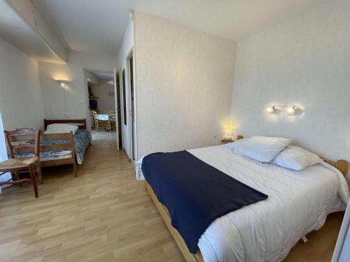 - une chambre avec un lit, une table et une chaise dans l'établissement Appartement Saint-Hilaire-de-Riez, 2 pièces, 5 personnes - FR-1-224C-685, à Saint-Hilaire-de-Riez