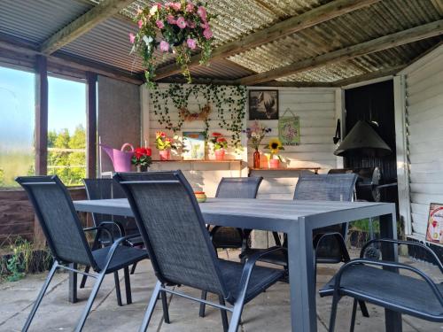 un patio con mesa y sillas en Charmigt hus på landet nära till bad en Strömstad