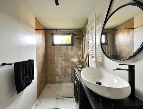 a bathroom with a sink and a mirror at UNO Dom Kopalino in Kopalino