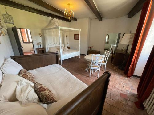 Posteľ alebo postele v izbe v ubytovaní Château de Rosans