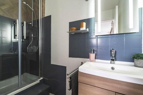 une salle de bain avec un lavabo et une douche dans l'établissement L'escale studio proche de la gare, à Reims