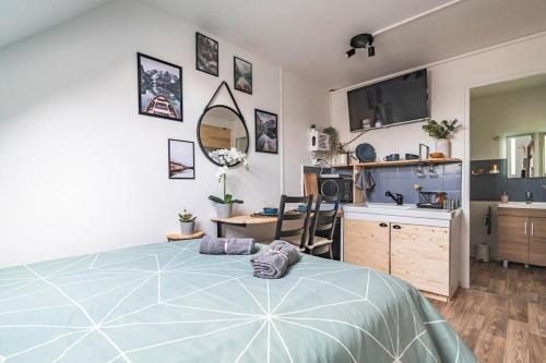 - une chambre avec un grand lit bleu dans l'établissement L'escale studio proche de la gare, à Reims