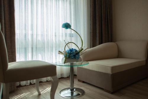 Posezení v ubytování Mitannia Regency Hotel