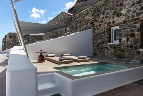 a wellness room with a hot tub in a house at Victoria Caves in Vóthon