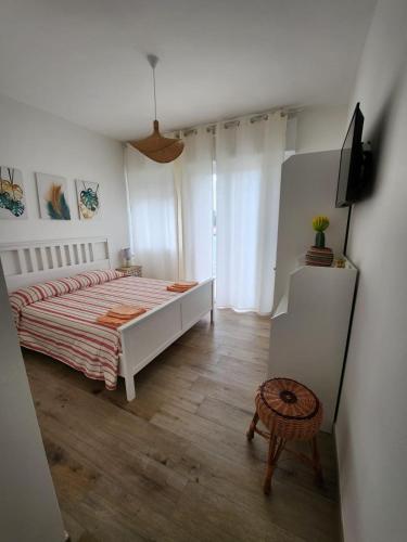 ein Schlafzimmer mit einem Bett und einem TV in der Unterkunft B&B Nonna Maria in Porto Garibaldi