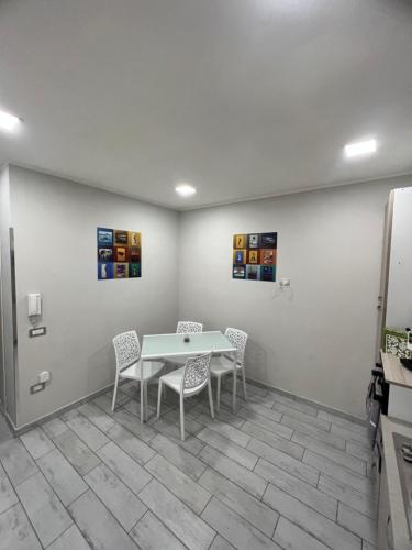 una sala da pranzo con un tavolo e due sedie di B&B Casa Vacanze Nonna Clara a Napoli