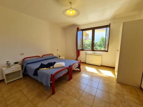 a bedroom with a bed and a window at VILLA TO' in Àrbatax