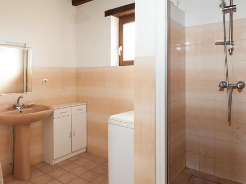 Kúpeľňa v ubytovaní Gîte Saint-Médard-en-Forez, 4 pièces, 6 personnes - FR-1-496-281