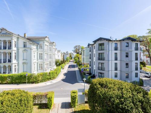 eine leere Straße in einer Stadt mit Gebäuden in der Unterkunft Villa Amelia, App. 07 in Heringsdorf