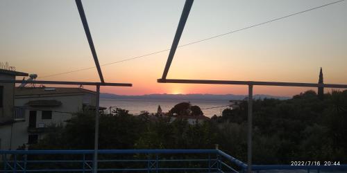 vistas a la puesta de sol desde un edificio en Παραθαλάσσιο Διαμέρισμα στο Ακρογιάλι3, en Akrogiali