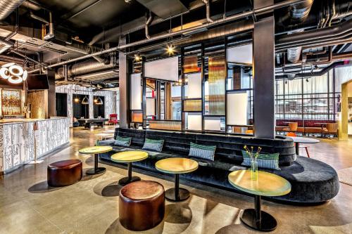 Aloft Anchorageにあるシーティングエリア