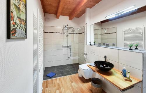 a bathroom with a black sink and a mirror at Cozy Apartment In Ditfurt With Wifi in Ditfurt