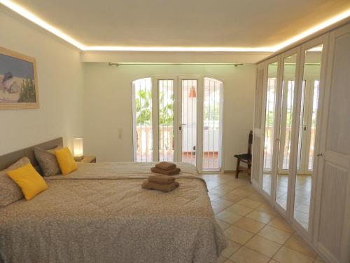 una camera da letto con un letto e un asciugamano sopra di Villa Ambiente para 4 personas a Calpe