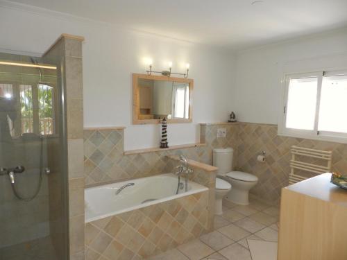 uma casa de banho com uma banheira, um WC e um lavatório. em Villa Ambiente para 4 personas em Calpe