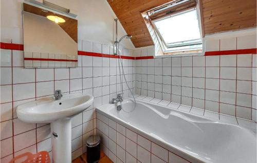 ein Badezimmer mit einem Waschbecken und einer Badewanne in der Unterkunft Stunning Home In Plouguerneau With Kitchen in Plouguerneau