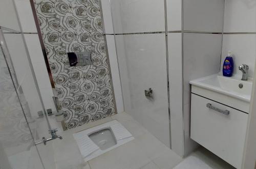 Bilik mandi di Seafront Apartment by the sea and with a beach and with big garden