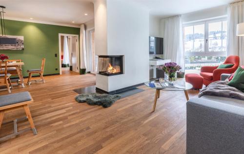 基茨比厄爾的住宿－Kitzbühel Residences，带沙发和壁炉的客厅