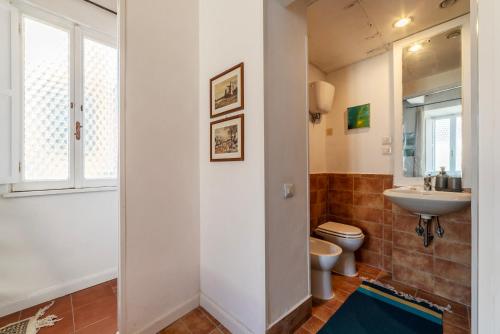 ローマにあるTrastevere Cozy Flatのバスルーム(トイレ、洗面台付)