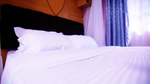 Giường trong phòng chung tại Amboseli Gateway Hotel