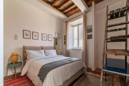 ローマにあるTrastevere Cozy Flatのベッドルーム1室(ベッド1台、はしご付)