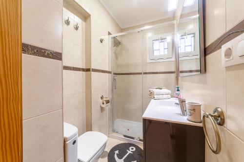 a bathroom with a shower and a toilet and a sink at Playa Aguadulce, 3 dormitorios in Aguadulce