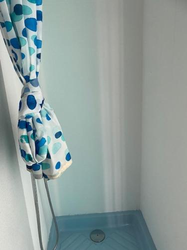 un vase bleu et blanc assis sur une table dans l'établissement T2 Vue mer Canet plage, à Canet