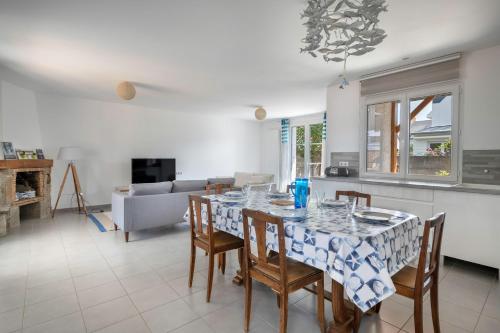 une cuisine et une salle à manger avec une table et des chaises dans l'établissement Maison pour 7 proche du port, au Croisic
