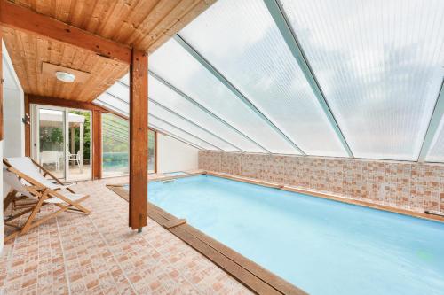 - une piscine intérieure avec une lucarne dans une maison dans l'établissement À 600m de la plage, maison pour 6 avec piscine, à La Faute-sur-Mer